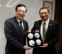 Professor Rocky Tuan (right) of CUHK presents a souvenir to Professor Hao Ping of PKU